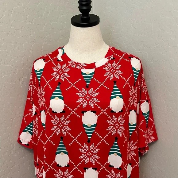 NEW SZ 2X-3X RED HOLIDAY GNOMES CHRISTMAS SLEEPWEAR SHIRT GOWN WITH POCKETS - Picture 2 of 10